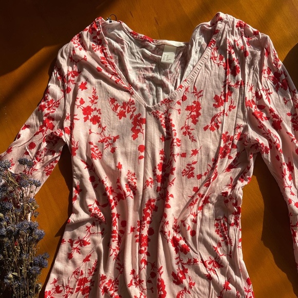 FLAT Rs. 500 (free ship) H&M Cute floral top with flared sleeves